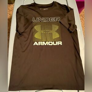 Under Armour boys size youth XL black dry-fit short sleeve shirt.